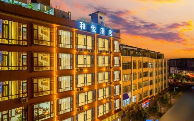 Heyue Hotel (Qujing Wanda Plaza Branch)