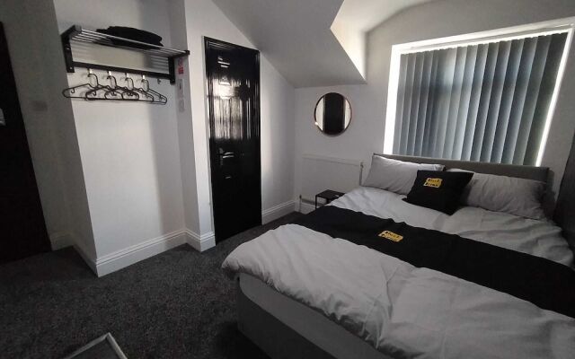 Black Ocean Holiday Apartments