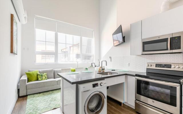 2BR 2 STOREY LOFT. Free Parking.Gym