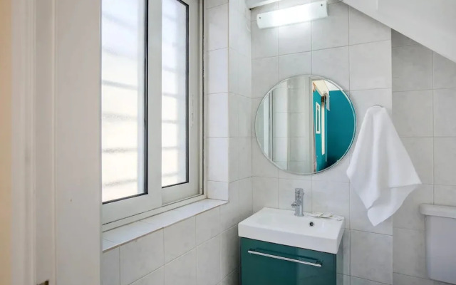 Stylish one-bedroom maisonette in Mets