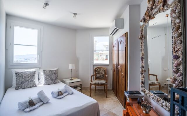 Art Deco Apartment terrace by Weekome