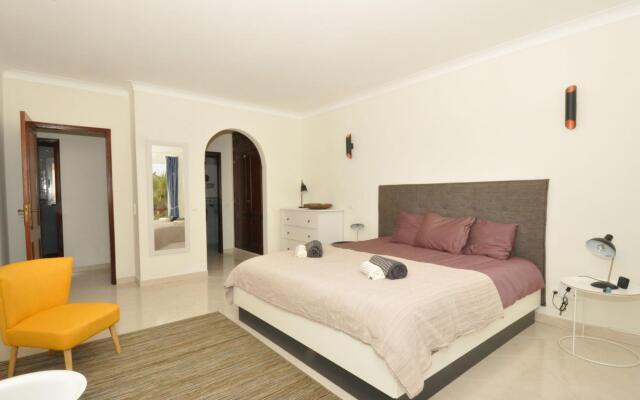 Villa With Views Like the Pool, Sea, Meia Praia