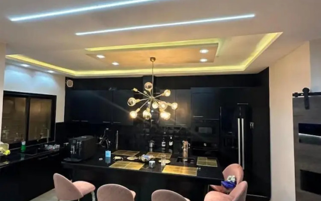 Luxury Central Cosy Villa