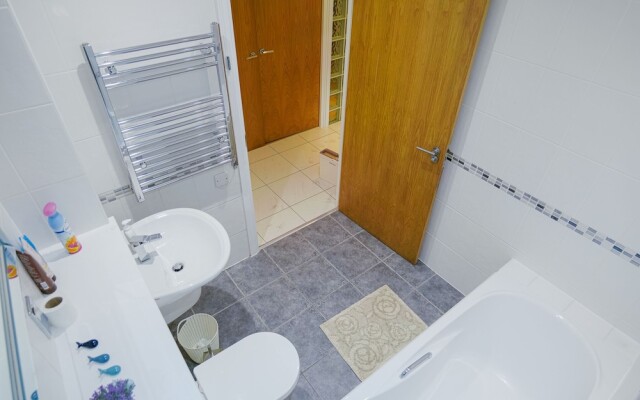 Stunning Holiday Stay With Free Gym and Parking