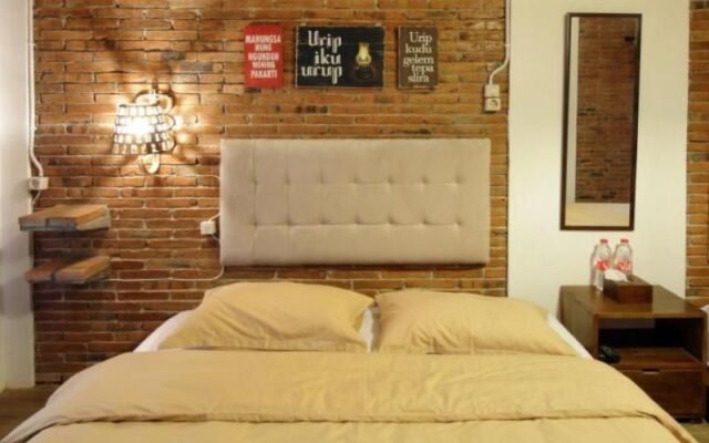 Omah Teras Bata Guesthouse By Zuzu