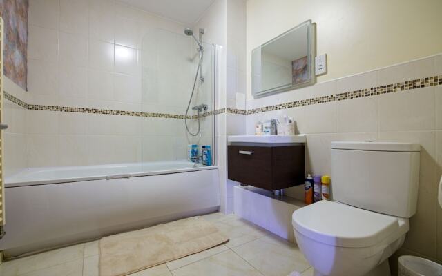 2 Bed Apt - Free Parking - Close to City Centre
