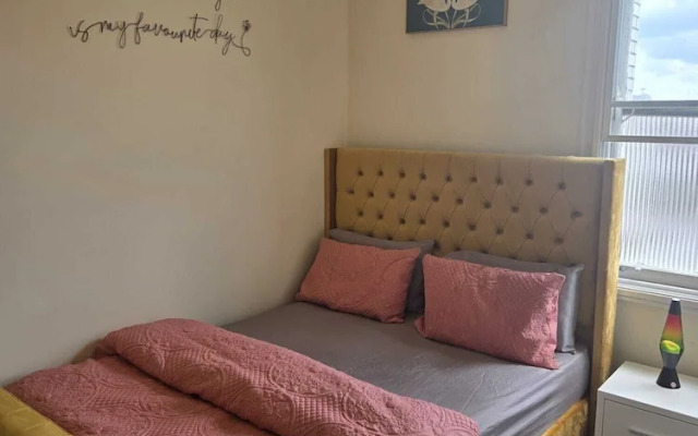 Charming Wolverhampton Apartment With Private Entrance