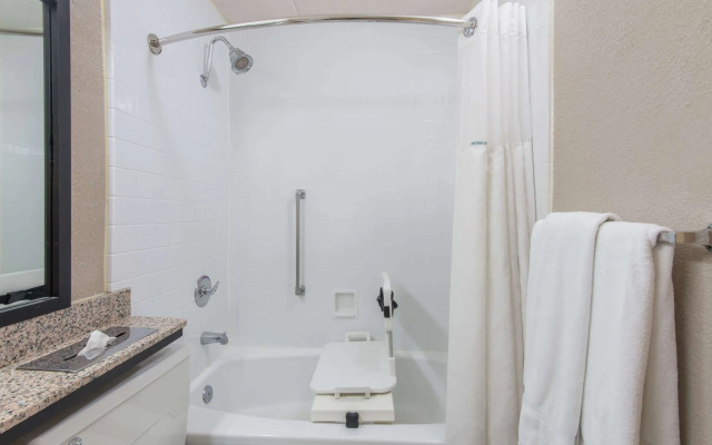 Ramada by Wyndham Cumberland Downtown