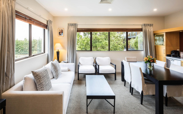 Commodore Airport Hotel