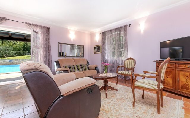 Comfortable Villa Next To a Forest with Private Pool, Porec And Beach at 10 Km