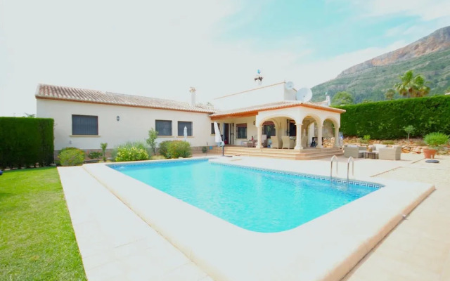 Fanila in J vea With 4 Bedrooms and 3 Bathrooms