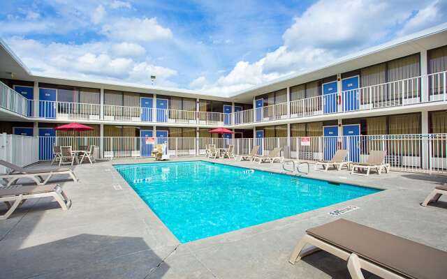 Motel 6 Baton Rouge, LA - Southeast