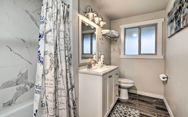 Spacious Kent Home ~ 17 Mi to Dtwn Seattle!