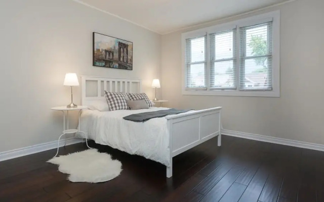 Applewood Suites - 4 BDRM Danforth House