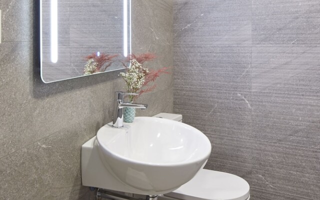 Emeka Suite by FeelFree Rentals