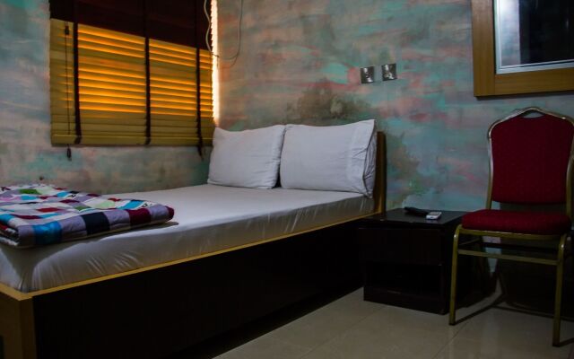 Glasshouse Hotel and Suites