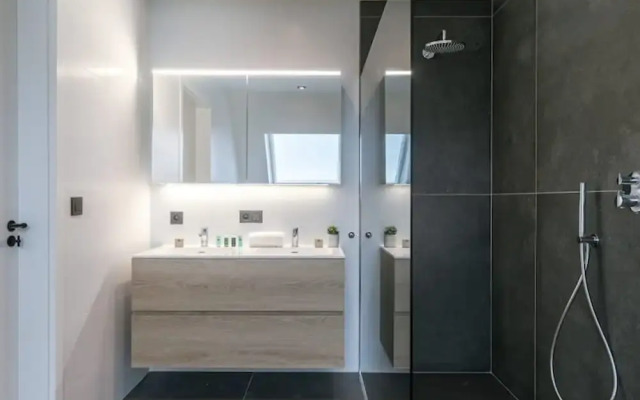 Luxurious Apartment With Parking