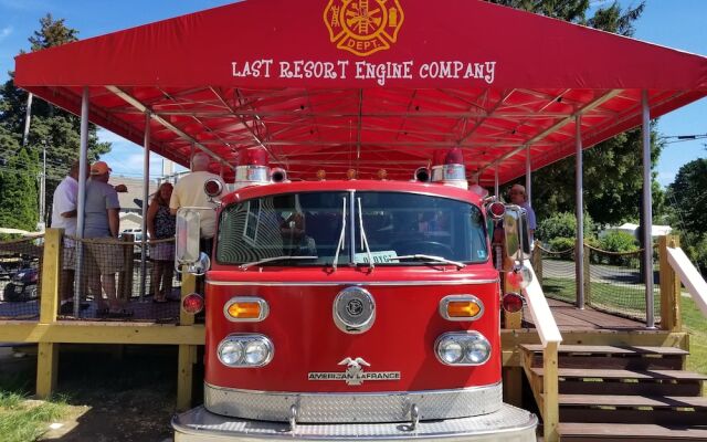 Grand Islander Hotel