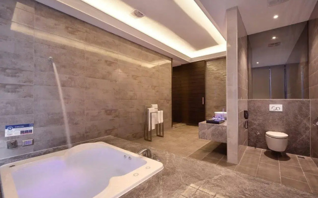 Uher Luxury Resort & Hotel