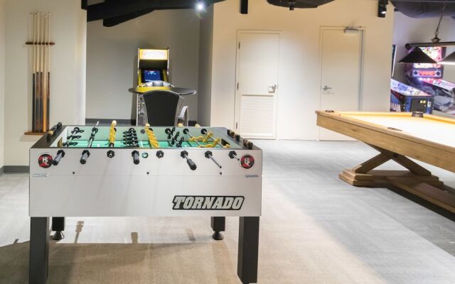 California Building by Hosteeva