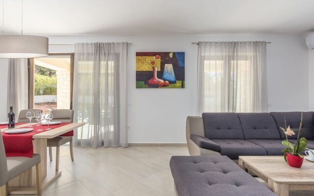 Villa Giovanna Fuskulin With Pool Near the Beach