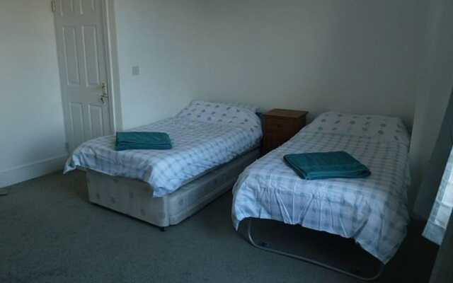 Light, Spacious 2 bed 2 Bath Flat. Sleeps 2-8
