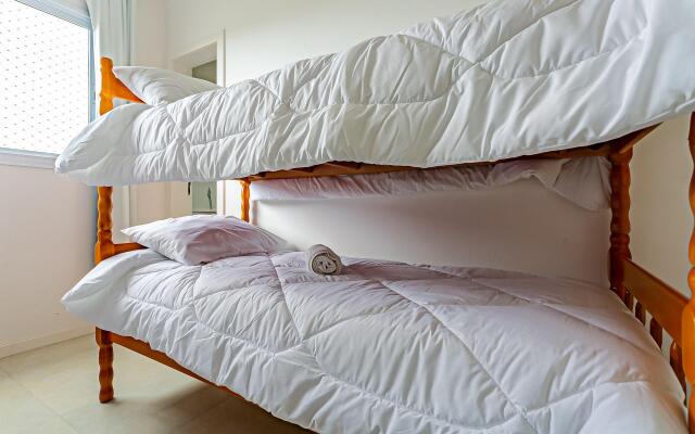 Apto com sacada a 10min praia do Santinho SBR402