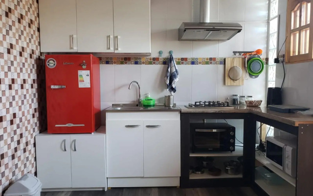 Un lugar encantador con una pequeña terraza