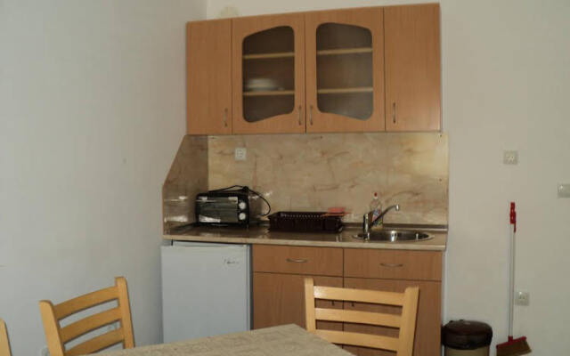 Meni Apartments And Guest Rooms