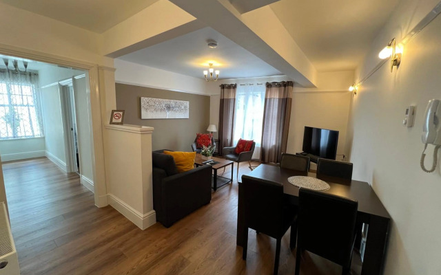 Beautiful 2b Apt in the Heart of Glastonbury.