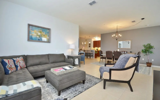 Palmavera Deluxe 3 Bedroom Condo by Redawning