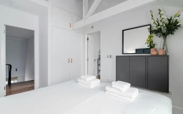 A Stunning Three Bedroom Home in Mayfair