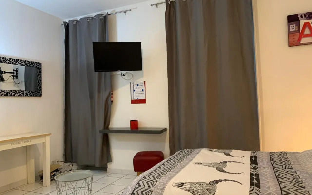 Studio Triangle Arêne Gare Maison Carrée Placette
