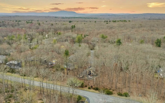 Stylish Renovated Home Open Layout, Coffee Bar + Near Hiking & Waterfalls