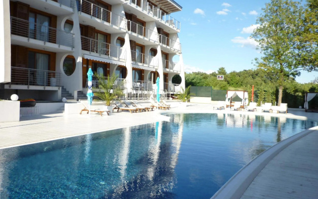 White Sails Apartments