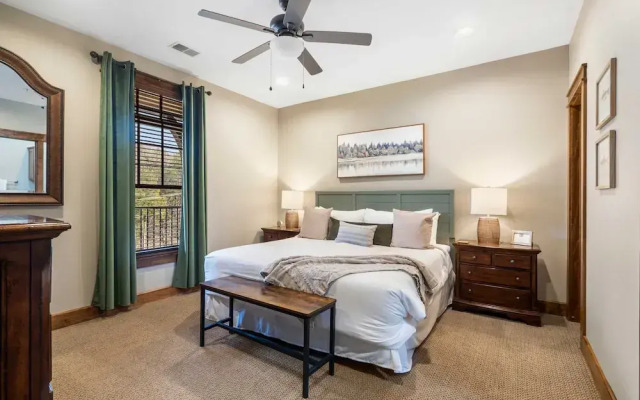 Penthouse 7 on Taneycomo - Chic Waterfront Condo!