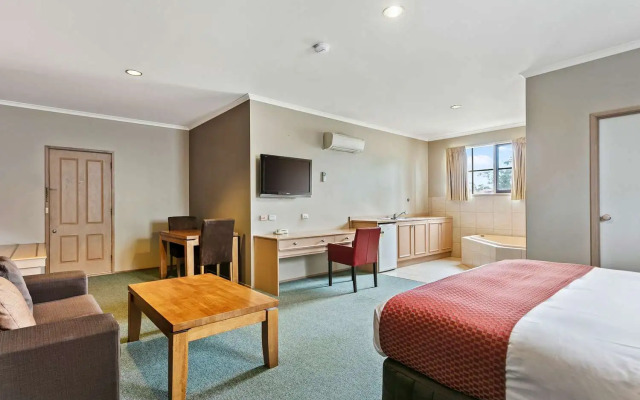 Quality Inn Colonial