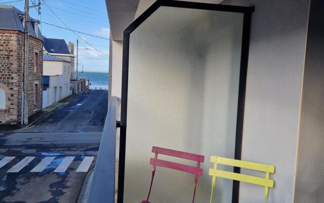 Comfortable Apartment, 50 m Sandy Beach