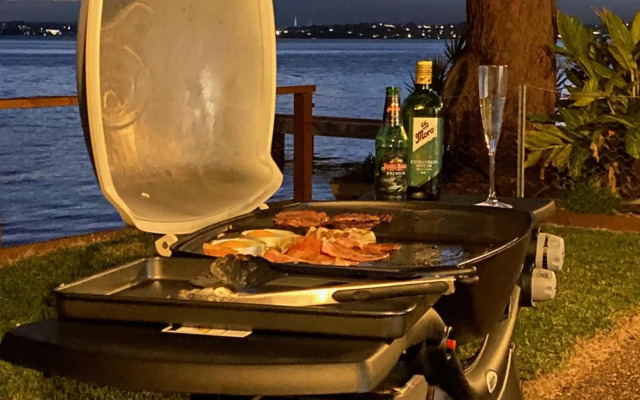 Serenity by the Lake - Romantic Waterfront Couple's Getaway