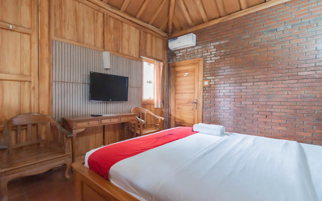 RedDoorz Premium @ Joglo Garut Cottage Syariah – Guest Rooms – Garut
