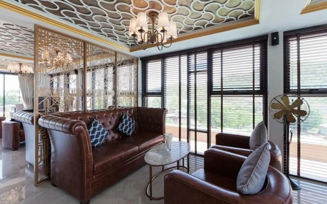 6-Ave Surin Apartment