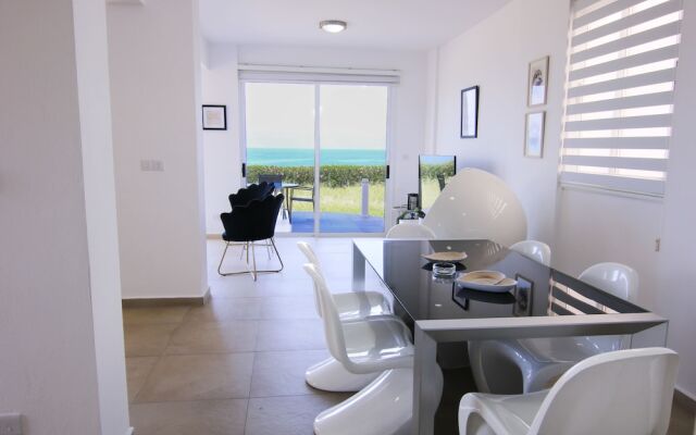 Phaedrus Living: Beachfront Villa Thalassa