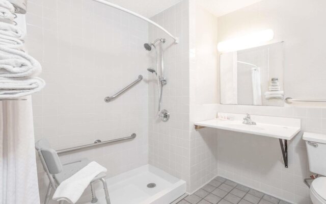 Super 8 by Wyndham Grand Rapids