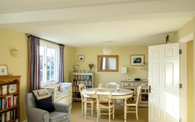 Ogilvie Lodge Apartment