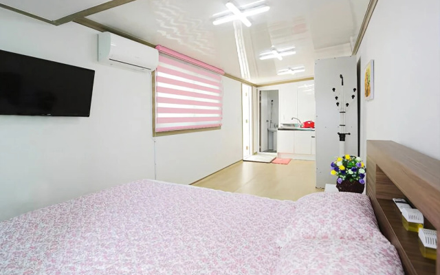 Anmyeondo Beach White House Pension