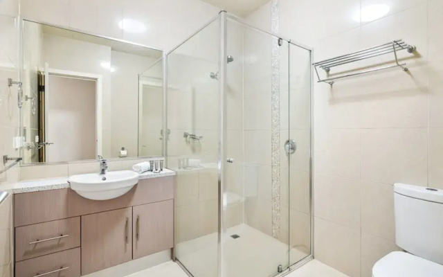 Bright 2-bed Flat With Balcony in Kensington