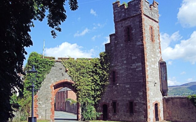 Detached 3 Bed House, Ideal for Long Stays & Pets