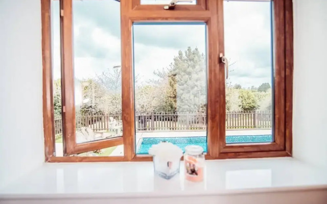 Threeways Retreat With Heated Swimming Pool