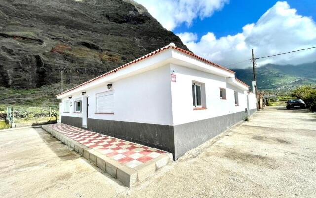 Two-Bedroom House 5, FreeWifi, AC, BBQ, Mountain View