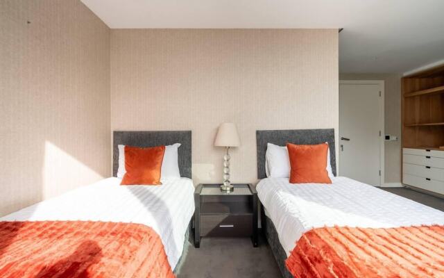 4 Bed Penthouse - Sleeps 10 - Parking - Smoking